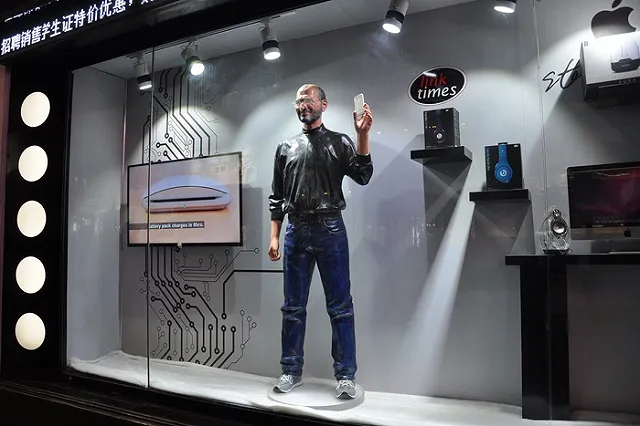 Челябинский опер пообещал устроить девушку в полицию за 2 iPhone и 80 тыс.