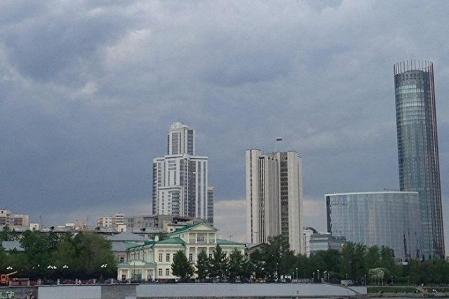 Гранитную набережную очистят и от краски, и от граффити