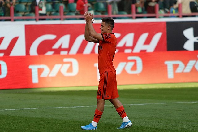 ФК «Урал» подарил членам экипажа самолета бессрочные абонементы