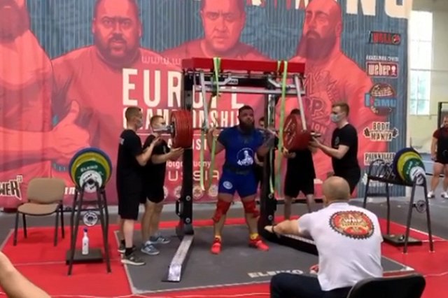 Российский атлет сломал колени, приседая с 400-килограммовой штангой