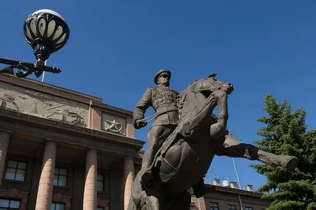 Неизвестный отправил российским политологам и военным экспертам анонимные посылки с бюстами Жукова