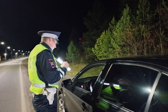 Пьяного подростка задержали за рулем чужой иномарки в Серове