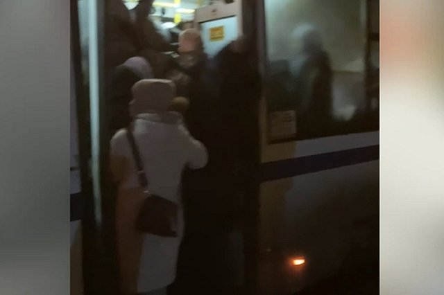 Екатеринбуржцы вновь страдают в адской давке, пытаясь попасть домой