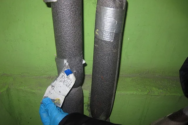 Закладчицы показали нижнетагильским полицейским, как маскируют тайники с наркотиками