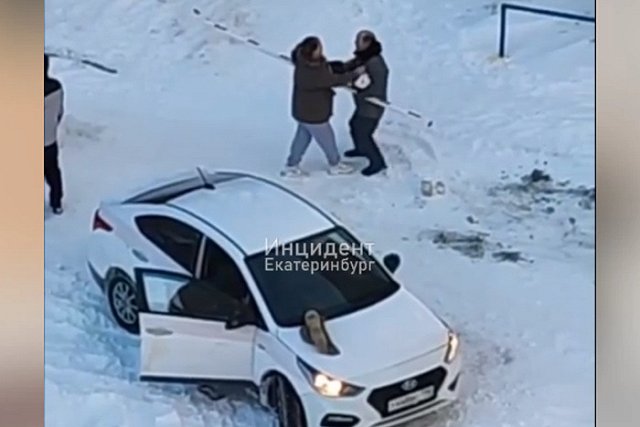 В Екатеринбурге пьяный пассажир избил таксиста шлагбаумом