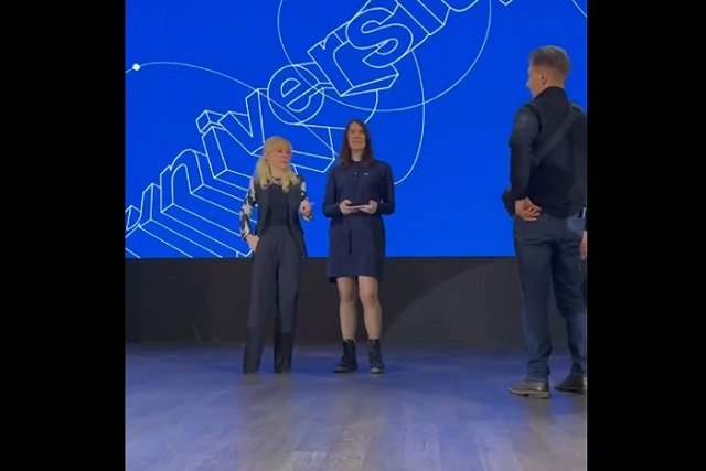 Мизулина отказалась брать цветы от студента УрФУ, опасаясь теракта