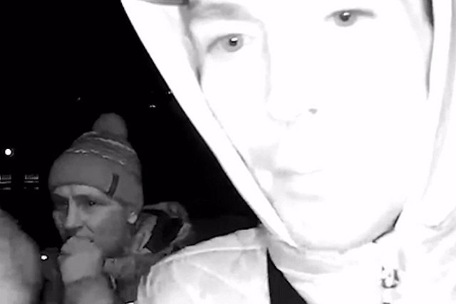 На ЖБИ неизвестные попытались выломать дверь подъезда ломом