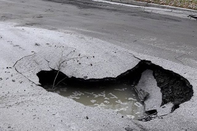 В Екатеринбурге образовалась яма размером с машину