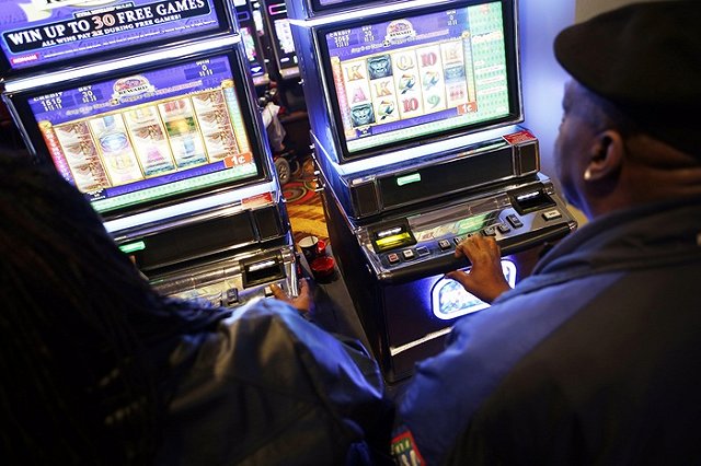 В Британии снизят максимальную ставку для автоматов со £100 до 2