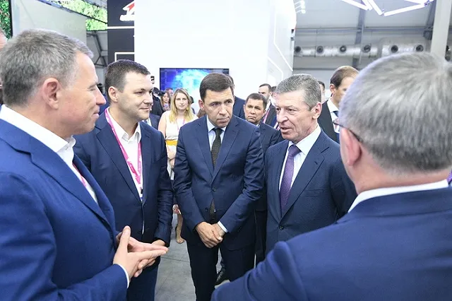 Дмитрий Козак, Денис Мантуров и Евгений Куйвашев осмотрели стенды ИННОПРОМа 2019