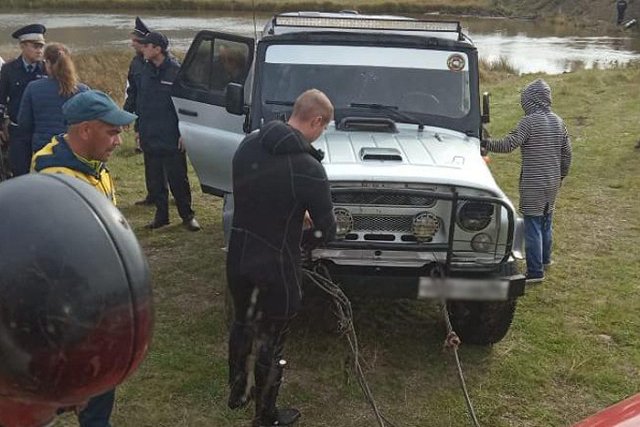 Автомобиль с людьми утонул в Нижнетуринском районе