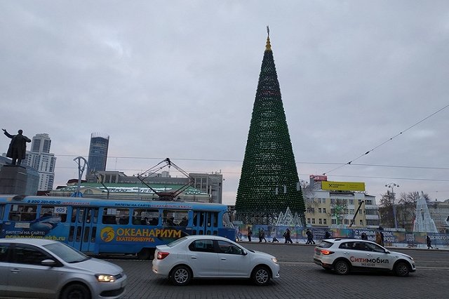 Жители поселка в Коми заставили власти поменять новогоднюю елку (ФОТО)