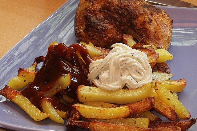 Роспотребнадзор: свердловские школьники едят майонез 8 раз в неделю, фастфуд — 10