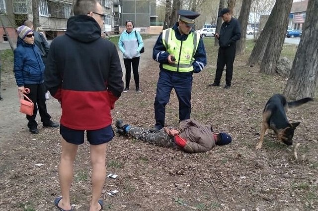 На Урале местные жители поймали педофила, который напал на ребёнка в подъезде