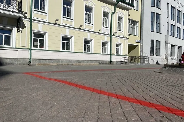 Екатеринбург разрисовали красной краской