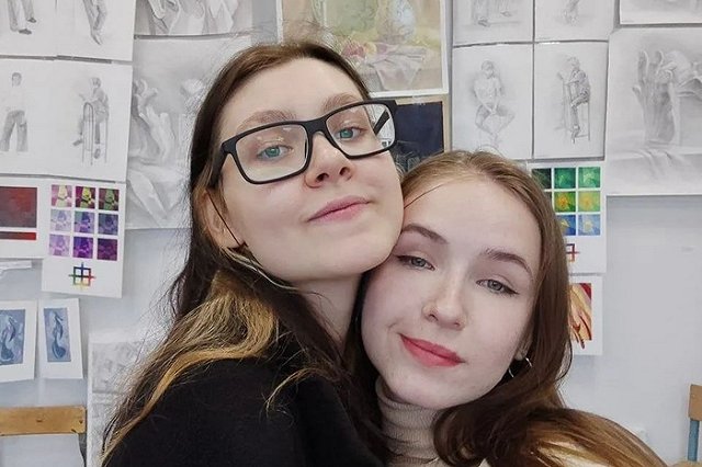 В Екатеринбурге за дискредитацию ВС РФ оштрафовали студенток, сорвавших со стены плакат