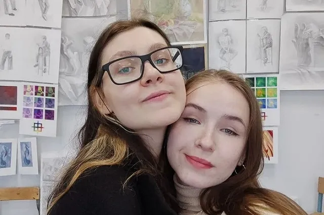 В Екатеринбурге за дискредитацию ВС РФ оштрафовали студенток, сорвавших со стены плакат