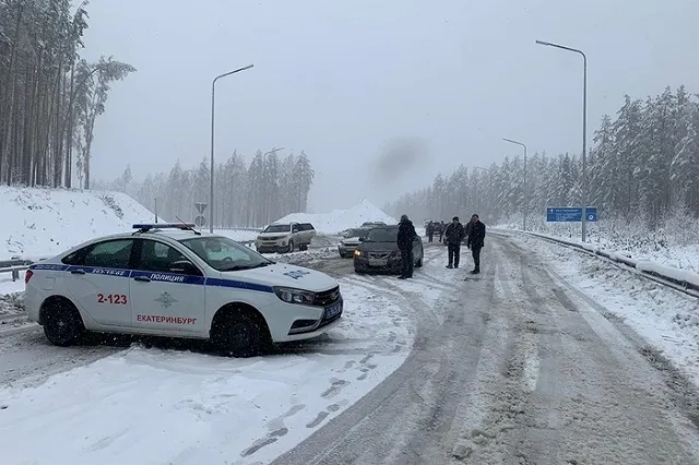 На свердловских трассах ввели ограничения из-за снегопада