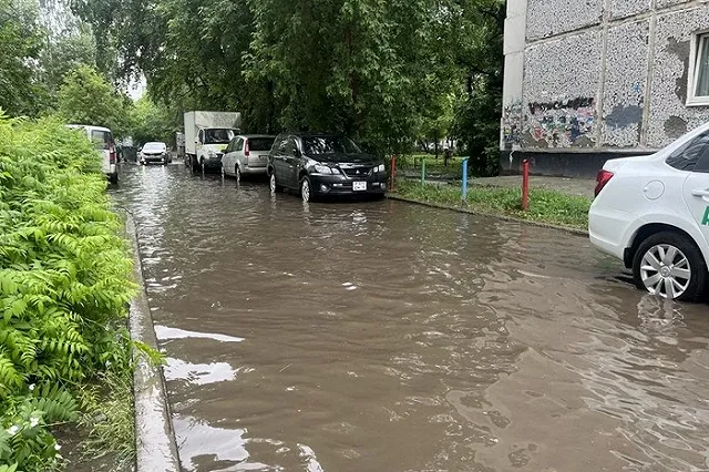 «Улицу Луначарского затопило». На Екатеринбург обрушился проливной дождь