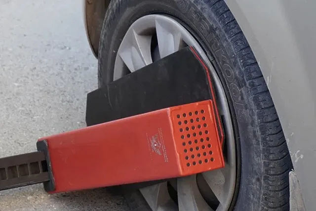 В Екатеринбурге заблокированы десятки автомобилей местных жителей. Кого это ждет?