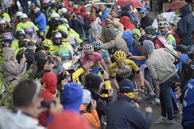 Велогонщик из команды Тинькова выбил из рук зрителя палку для селфи