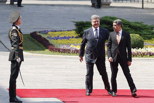 Порошенко согласился на особый статус Донбасса в Конституции