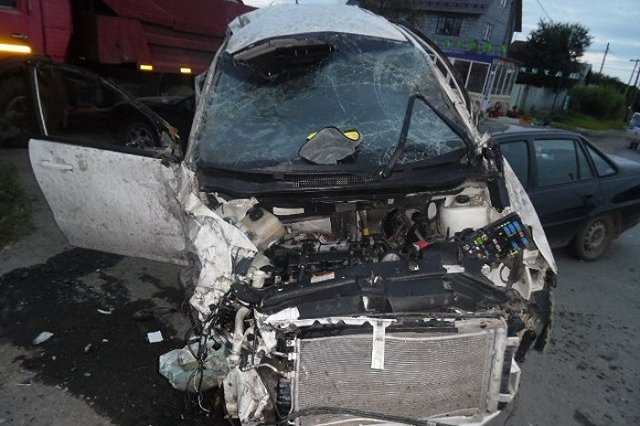 Угонщик покалечился на угнанной иномарке, повредив несколько чужих автомобилей