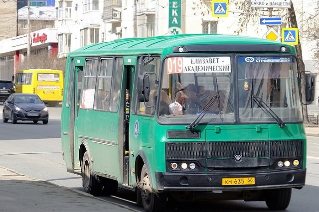 Частные перевозчики Екатеринбурга не хотят переходить на безнал