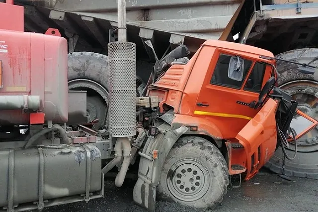 Что-то хрустнуло справа: в Качканаре самосвал БелАЗ случайно расплющил КамАЗ