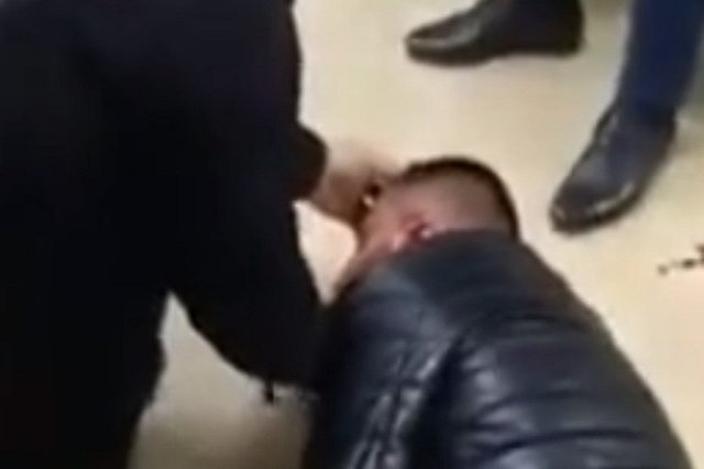 В отделении «Сбербанка» мужчине проломили череп кастетом