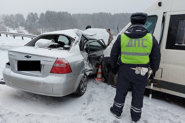 Пожилая женщина погибла в столкновении легковушки с микроавтобусом под Нижним Тагилом
