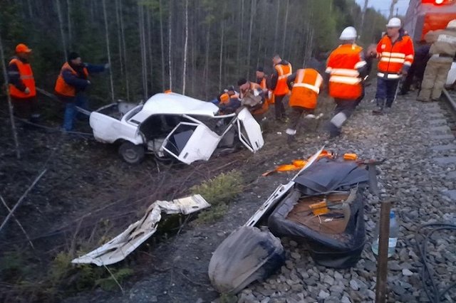 В Свердловской области поезд раздавил легковушку