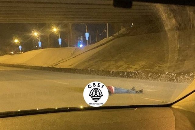 Очевидцы рассказали о падении человека на проезжую часть с путепровода Токарей — Гурзуфская