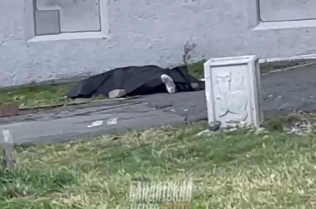 В районе Синих Камней из окна 16-этажки выпал мужчина