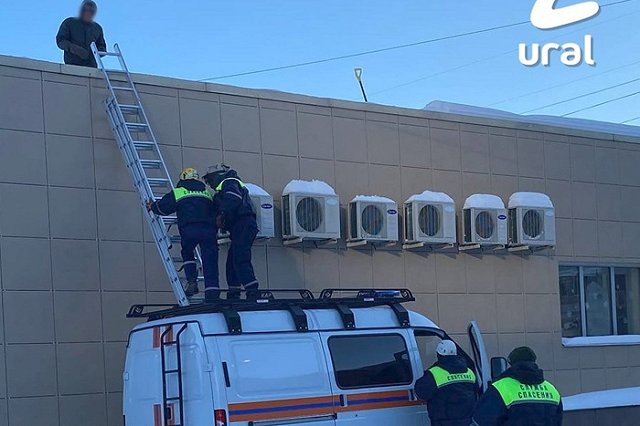 Екатеринбургский уборщик снега «примёрз» к лопате во время работы на крыше здания