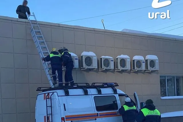 Екатеринбургский уборщик снега «примёрз» к лопате во время работы на крыше здания