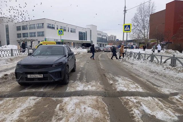 Четырехлетняя девочка, гулявшая с родителями, попала под машину в Екатеринбурге