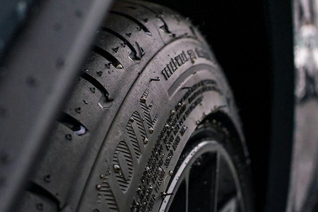 Матери погибшего 15-летнего свердловского подростка повредили автомобиль