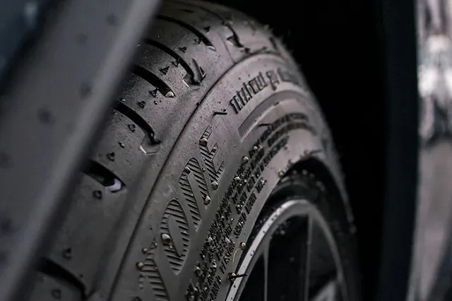 Матери погибшего 15-летнего свердловского подростка повредили автомобиль