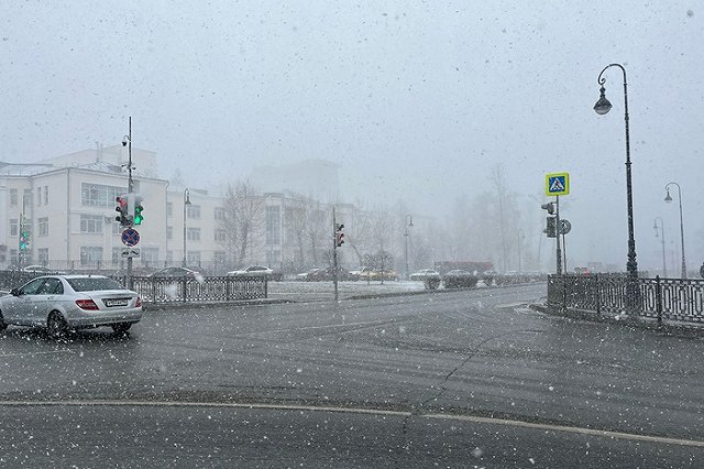 На Екатеринбург обрушился ливневый снегопад