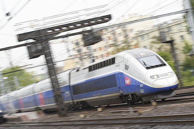 На востоке Франции загорелся и сошел с рельсов скоростной поезд