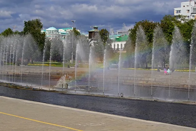 На матрасе по Плотинке плавает мужчина в стрингах