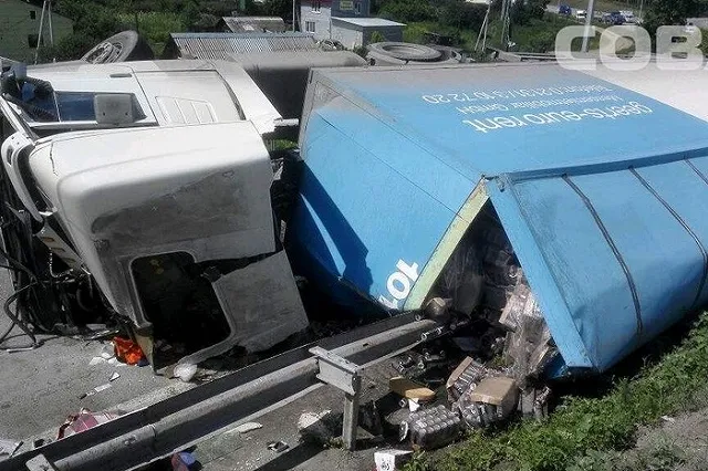 Стала известна причина опрокидывания фуры с пивом на Химмаше