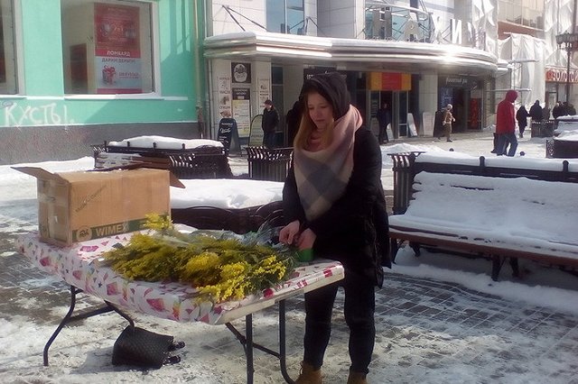 Первые цветы к 8 Марта появились на улице Вайнера