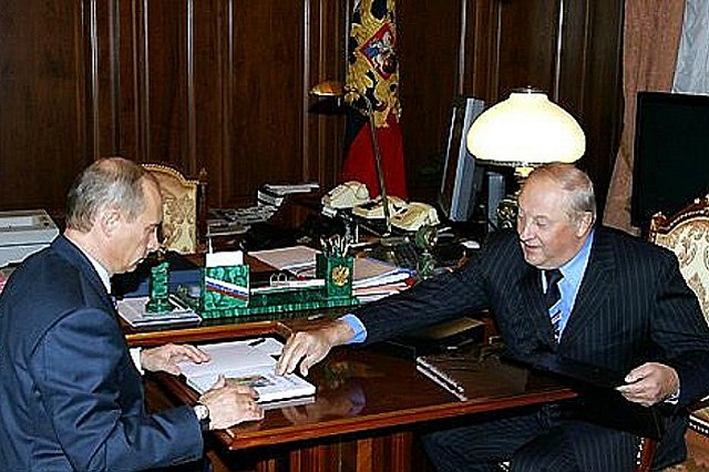 Сенатор Эдуард Россель получил от патриарха Кирилла знак храмостроителя