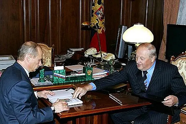 Сенатор Эдуард Россель получил от патриарха Кирилла знак храмостроителя