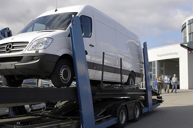В Челябинске иномарки без водителей задавили человека