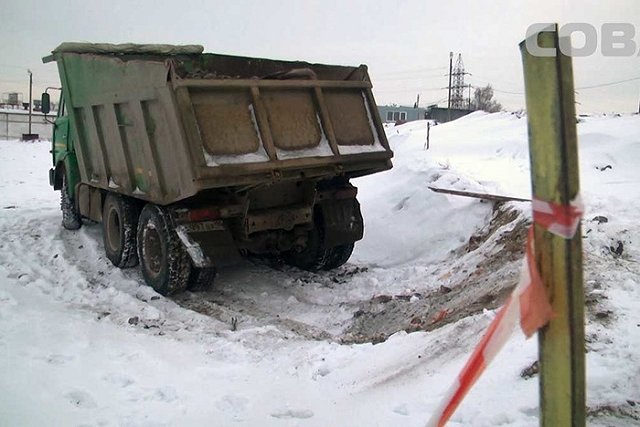 Водитель самосвала погиб по время ремонта машины в Екатеринбуруге