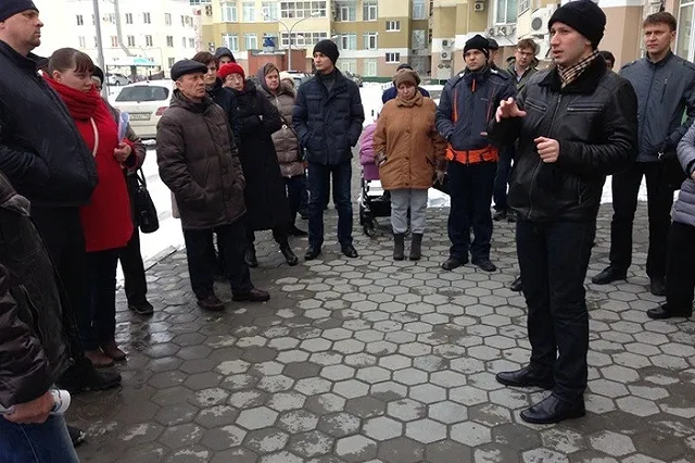 У протеста на драме нашелся «главный идеолог» в Москве. Это экс-депутат Боровик