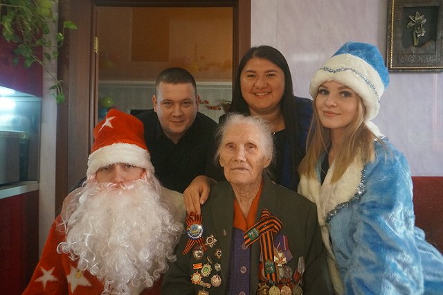 Снайпера ВОВ — ветерана МВД, которую знает президент, посетил Дед Мороз и Снегурочка
